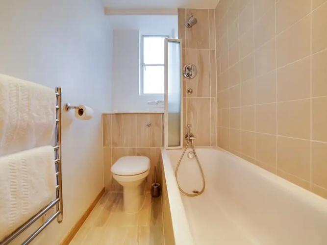 Simplistic Studio in London With Jacuzzi