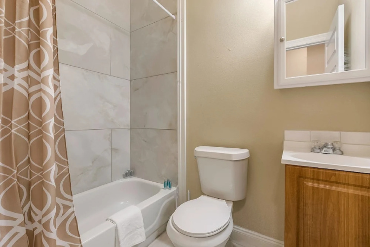 2BD Spacious condo Steps from ST Charles