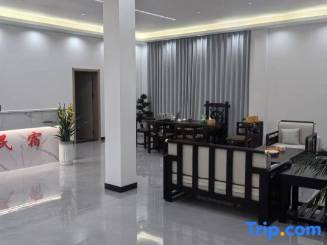 Jinglu Homestay