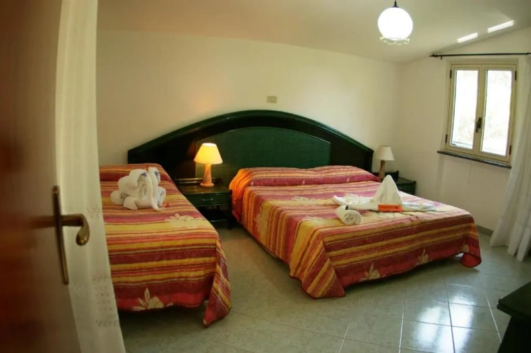 Standard Triple room with garden view