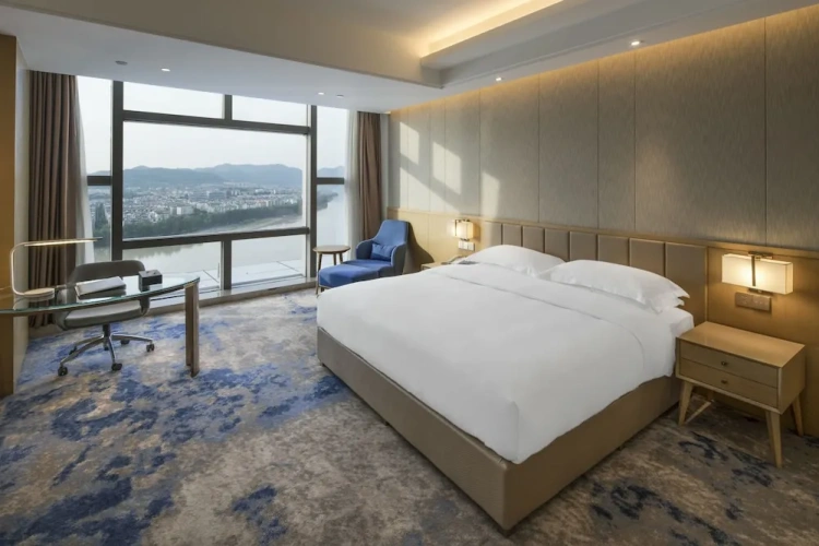 Standard Club room with lake view