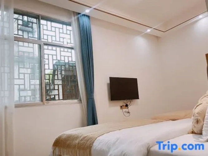 Standard room with street view
