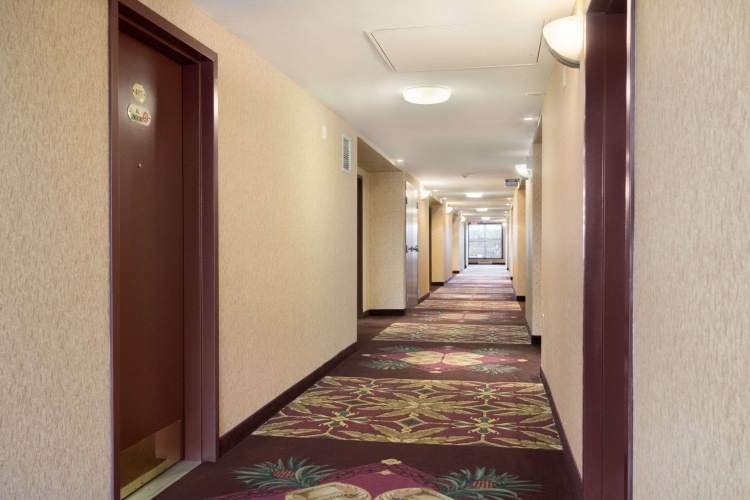 Days Inn & Suites by Wyndham Langley photo 11