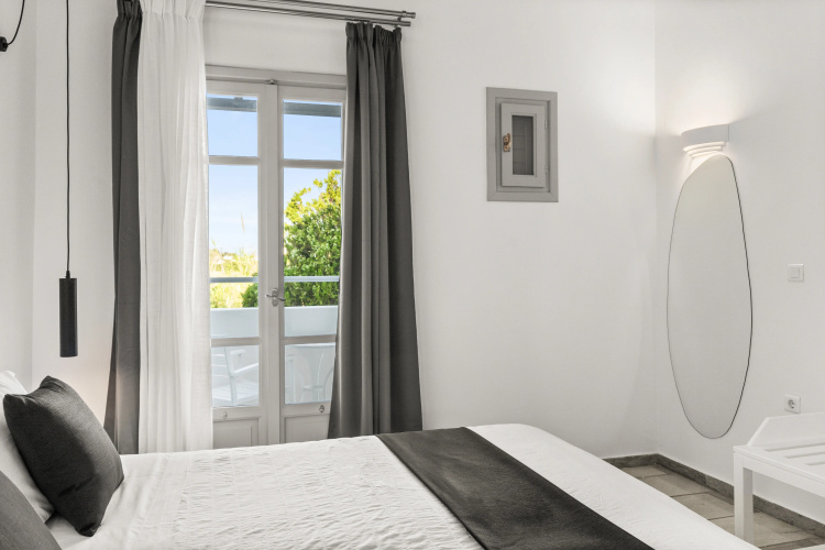 Mr & Mrs White Paros