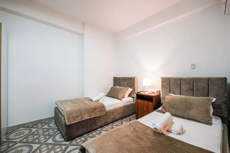 Kurti Hotel - Golem