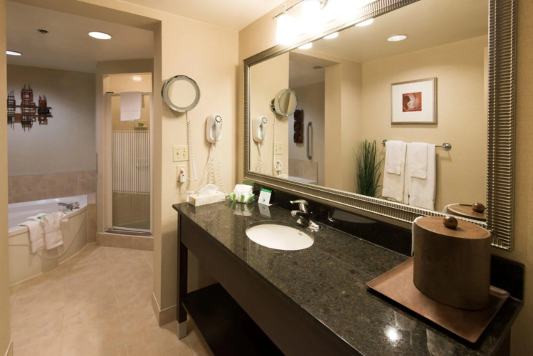 Holiday Inn & Suites Ottawa Kanata photo 9