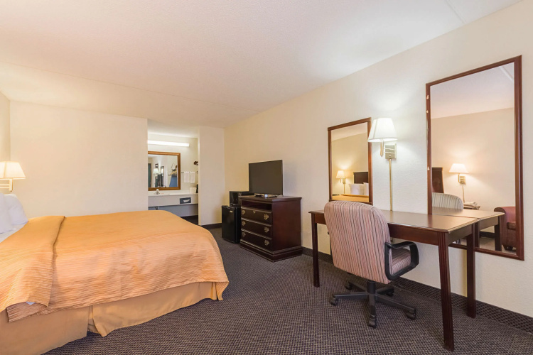 Econo Lodge Inn & Suites