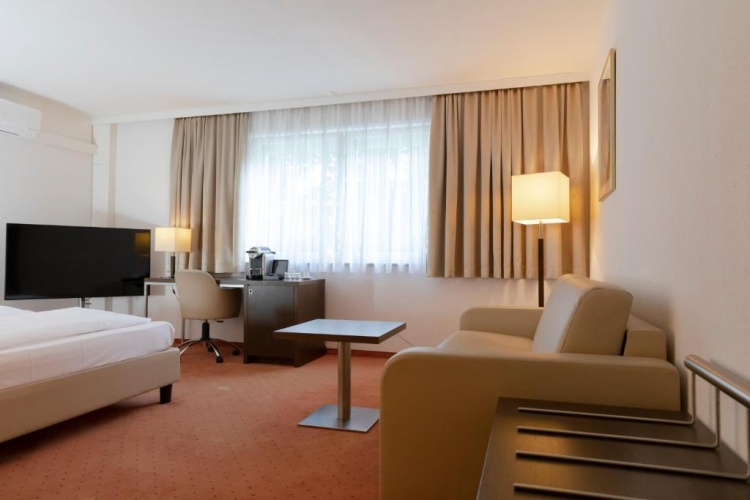Standard Double room with street view