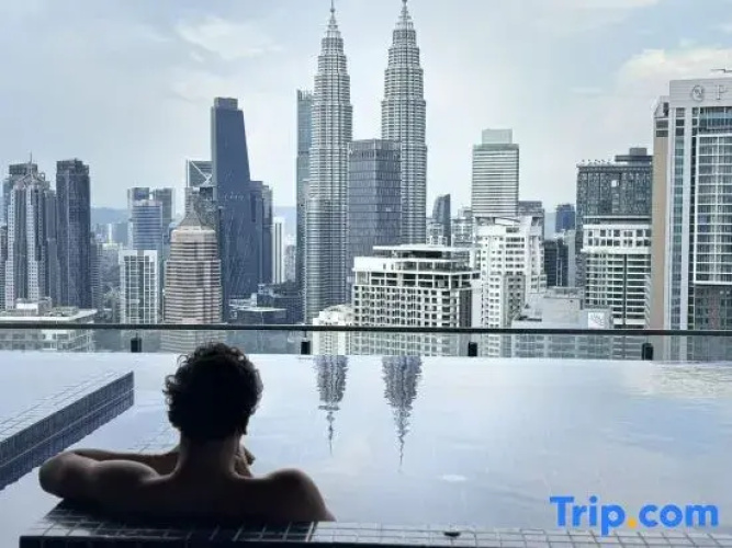 KLCC Tower Couple Studio | Netflix | Infinity Pool