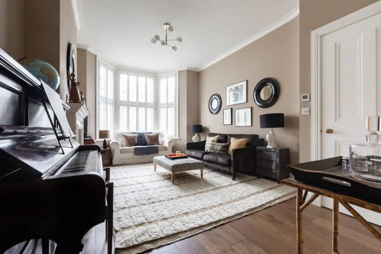 4 Bedrooms Apartment