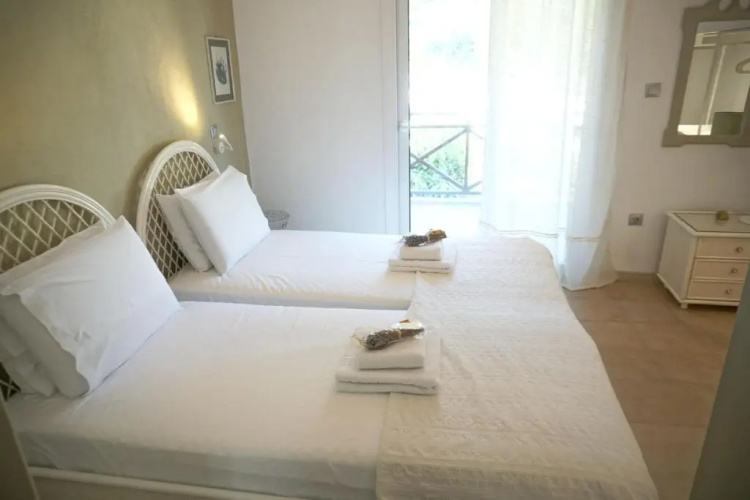 Delfini Villa, beachfront 2-bdrm maisonette