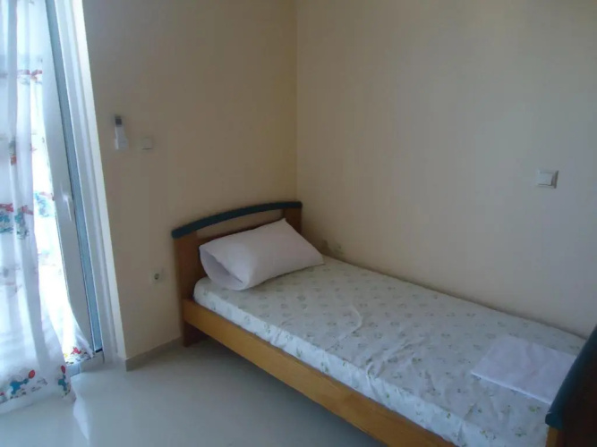 4 Beds, 1 Crib