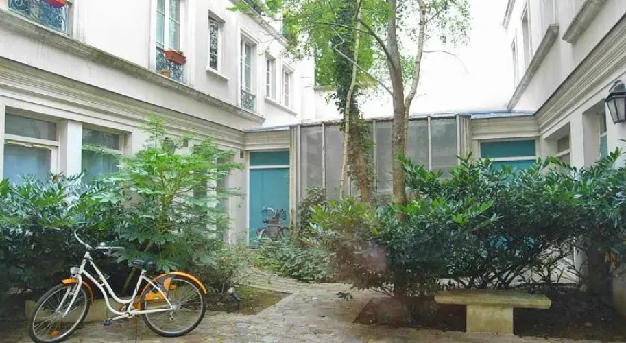 One Separated Bedroom Saint Sebastien