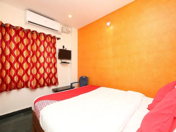 V Wella Comforts By OYO Rooms