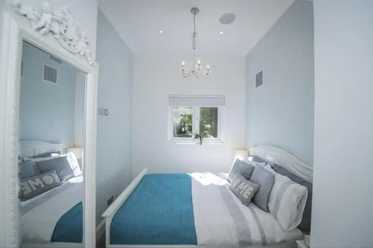 Spacious 2-bedroom Flat With 3 Beds in Ealing, W5