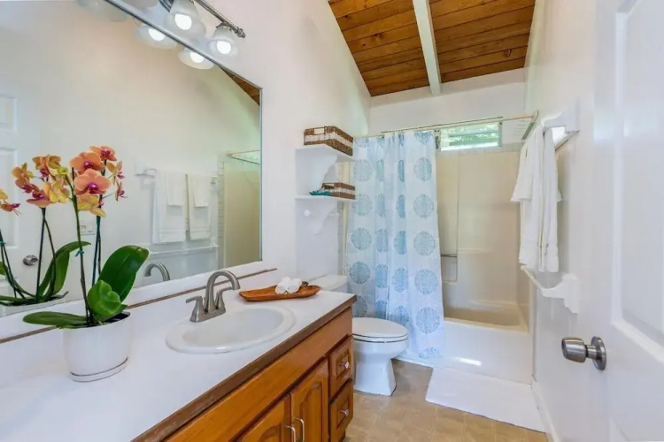 Hanalei Hideaway 2 Bedroom Home by RedAwning