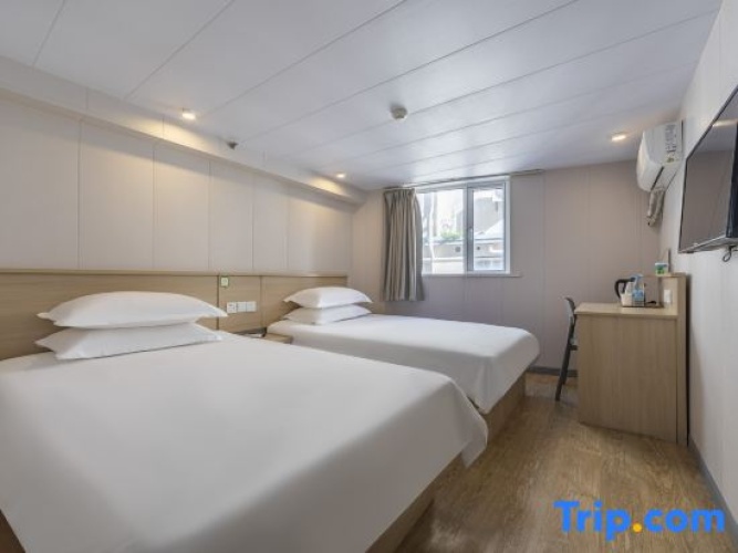 Standard Double room with street view
