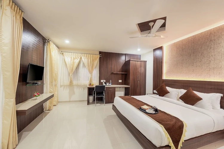 Deluxe Double room with city view