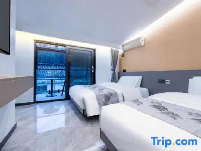 Standard Twin room with balcony