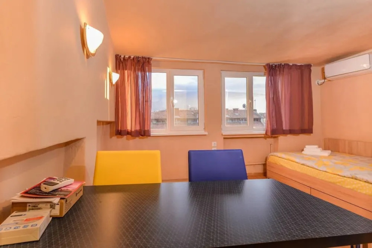 Cosy Top Floor Studio on Patriarh Evtimiy Blvd