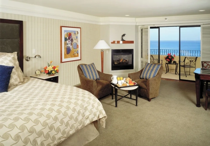 Deluxe room with balcony and oceanfront