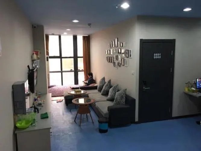 1012 Capsule Hostel