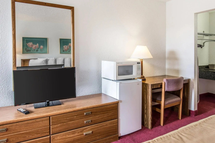 Econo Lodge Inn & Suites Spokane