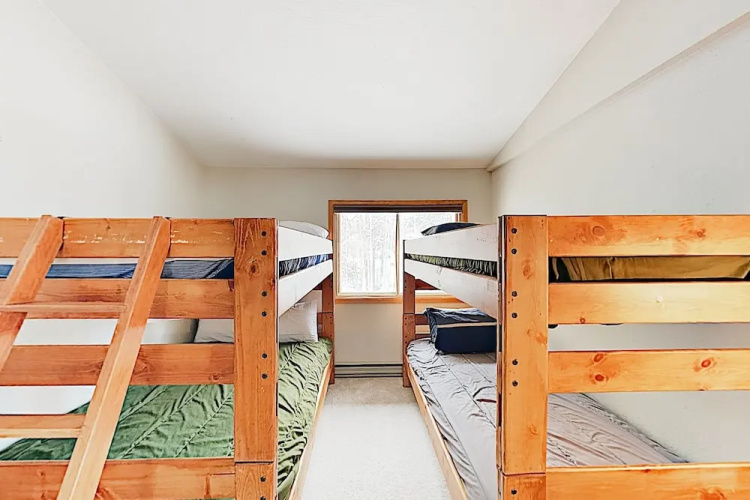 Top-floor W/ Deck & Expansive Mountain Views 3 Bedroom Condo