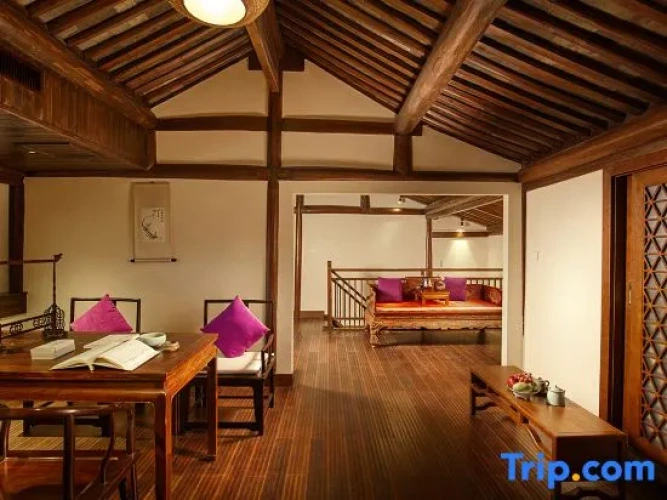 3 Bedrooms Duplex Suite with street view