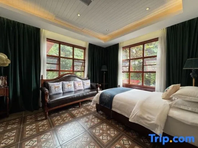 Executive Suite with mountain view