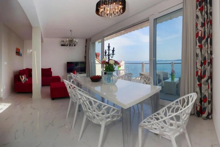 2 Bedrooms Apartment with sea view