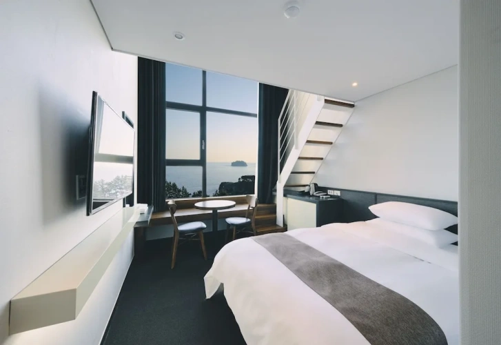 Standard Quadruple room with view