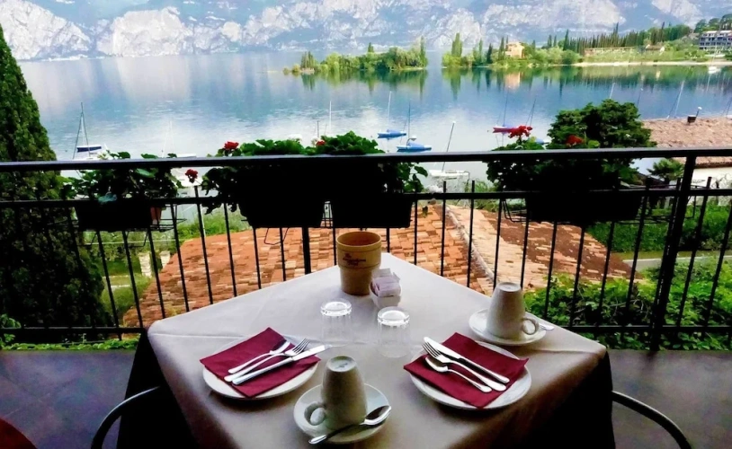 Classic Single room with balcony and with lake view