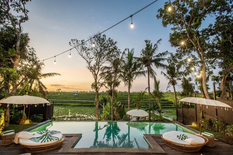 6 Bedrooms Villa with balcony
