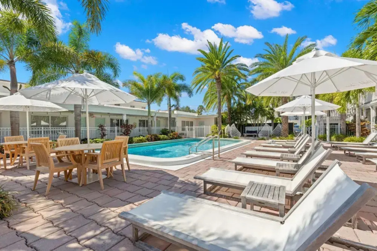 Studio w/ King Bed Heated Pool, Steps to Beach!