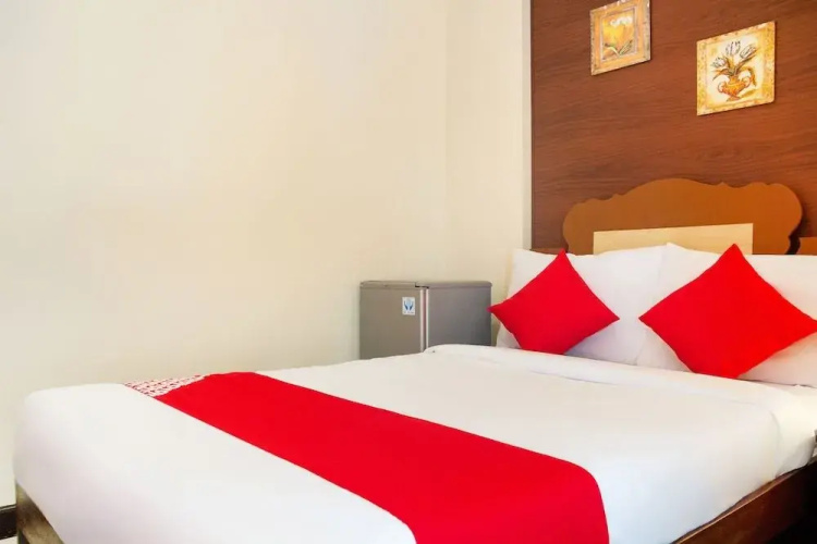 OYO 153 Monclaire Suites