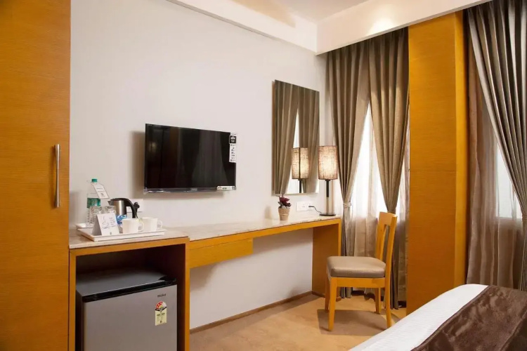 Sri Aadhish Grand Hotel