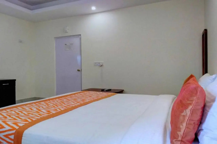Fabhotel Shreyas Inn