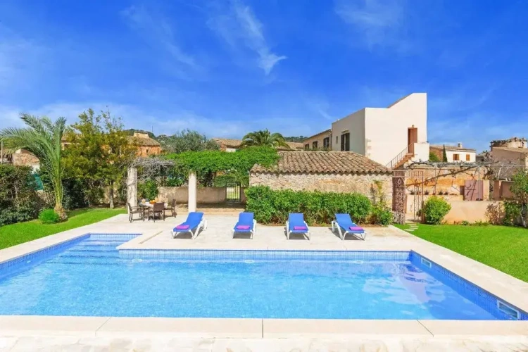 5 Bedrooms Villa