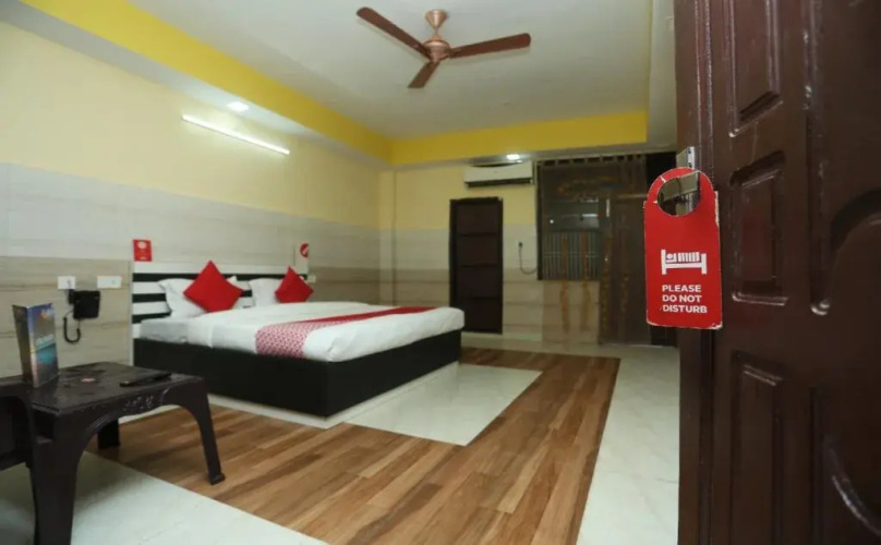 OYO 18817 Hotel Skyzone Madhuvan