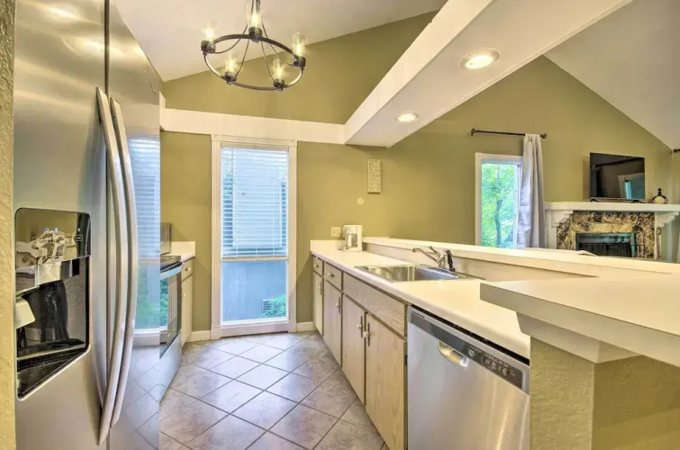 2 Decks & Pool Access: Osage Beach Retreat