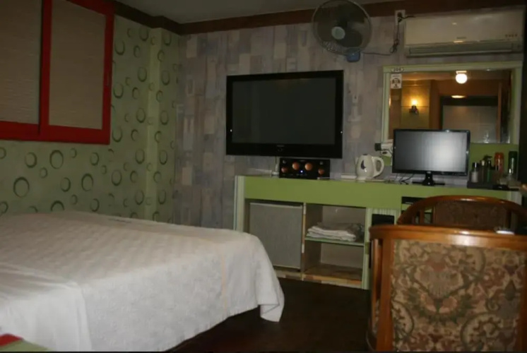 Renaissance Motel