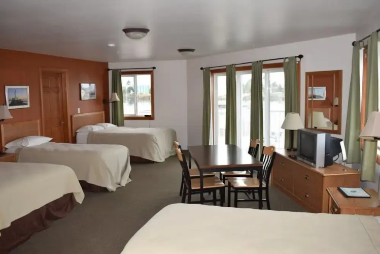 Longliner Lodge And Suites