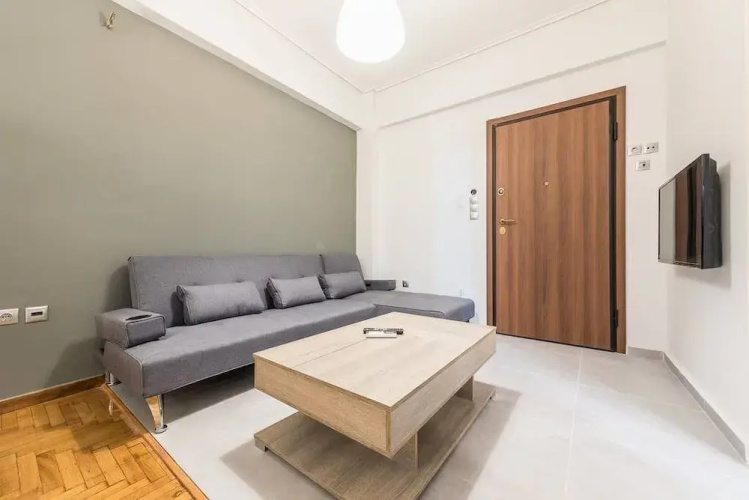 Vibrant Cozy Flat Near the Metro