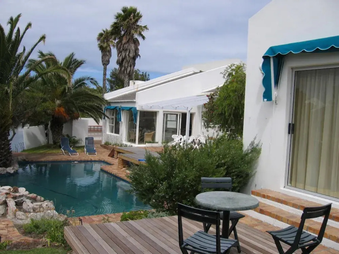 Tranquil Waterside Cottage for two
