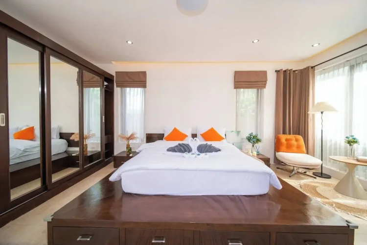 Spacious Private 4 BR Villa With a Working Office