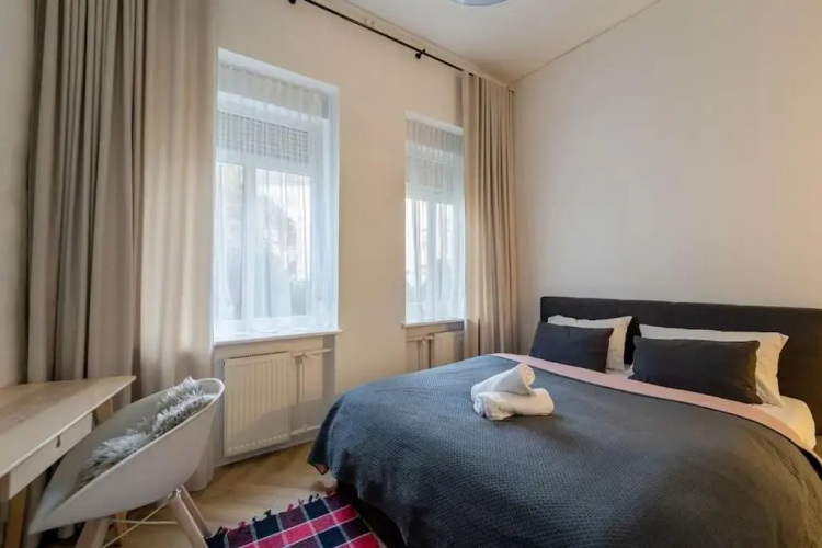 3 BD Old Town Apartment by Hostlovers