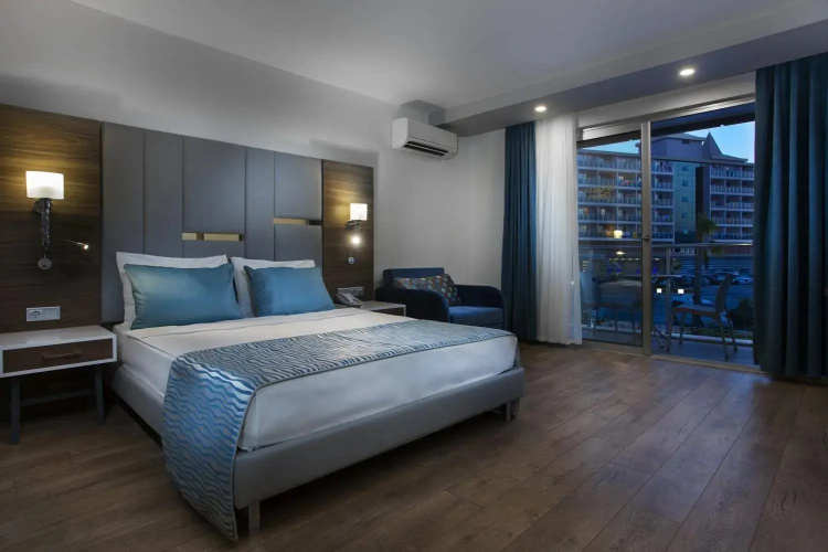 2 rooms Swim Up room