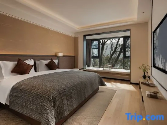 Superior Suite with lake view