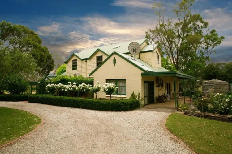 5 Bedrooms Cottage